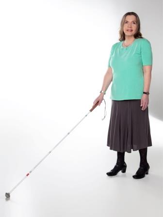 Ich gehe mit dem wei�en Langstock und dreh mich ganz leicht zur Seite, als habe mich jemand gerufen. Es ist eine ganz leichte Bewegung, auch die F��e in hohen Schuhen sind ganz leicht.
Ich trage ein t�rkisfarbenes T-Shirt, einen bis zu den Waden gehenden weiten schwarzen Rock und schwarze Pumps.
Meine Haare sind offen und fallen sehr nat�rlich, ich bin leicht geschminkt und trage dezenten Schmuck.